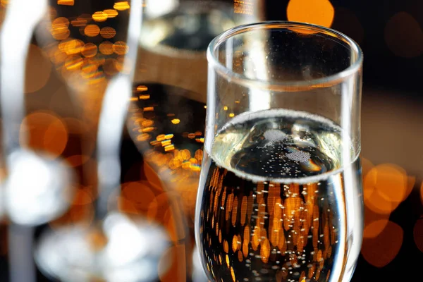 Närbild foto av Champagne glasögon mot bokeh bakgrund — Stockfoto