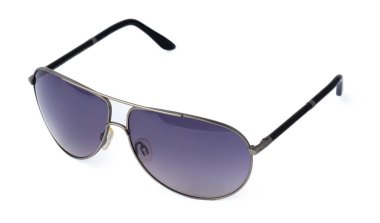 Beyaz arkaplanda izole edilmiş şık güneş gözlükleri, kapat