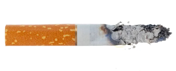 Зажженная сигарета на белом фоне вблизи — стоковое фото