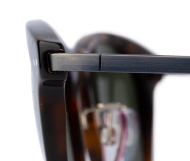 Beyaz arkaplanda izole edilmiş şık güneş gözlükleri, kapat