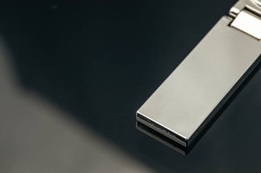 Siyah cam arka planda şık, erkeksi metal anahtar cazibesi