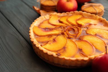 Tahta masada Şükran Günü kutlaması için elmalı turta.