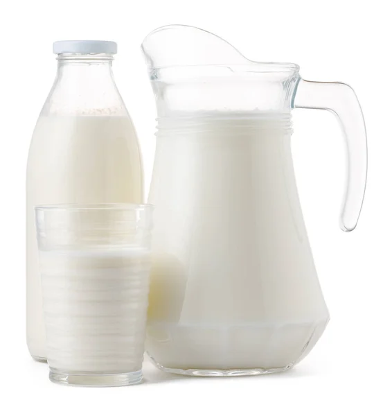 Gläser voll frischer Milch isoliert auf weiß — Stockfoto