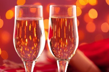 Şampanya kadehlerinin, Bokeh arka planına yakın fotoğrafını çek.