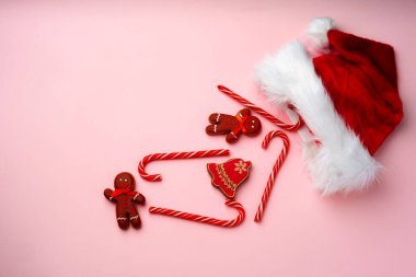 Pembe arka planda Noel kurabiyeleri