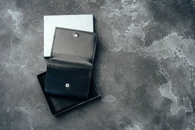 Koyu arkaplanda yeni siyah deri cüzdan