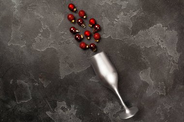 Küçük Noel süslemeleri serpiştirilmiş şampanya bardağı.