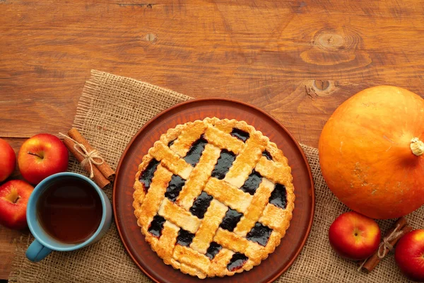 Домашний традиционный сладкий осенний пирог на деревянном столе — стоковое фото