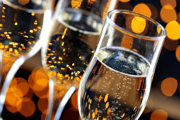 Zamknij zdjęcie kieliszków do szampana na tle bokeh — Zdjęcie stockowe