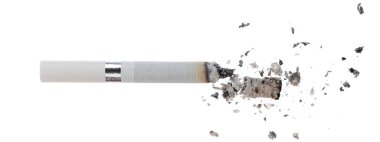 Beyaz arka planda izole edilmiş sigara yakın plan