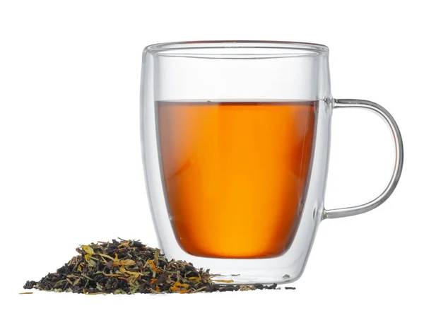 Glas Tee mit trockenen Teeblättern isoliert auf weiß — Stockfoto