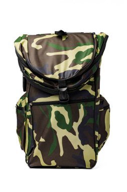 Beyaz arka planda izole edilmiş büyük askeri sırt çantası