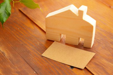 Tahtadan oyulmuş küçük oyuncak ev modeli.