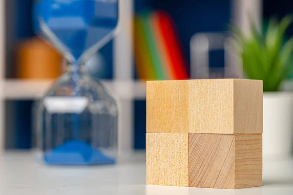 Cubos de madeira em branco com espaço de cópia para o seu design na mesa de trabalho do escritório — Fotografia de Stock