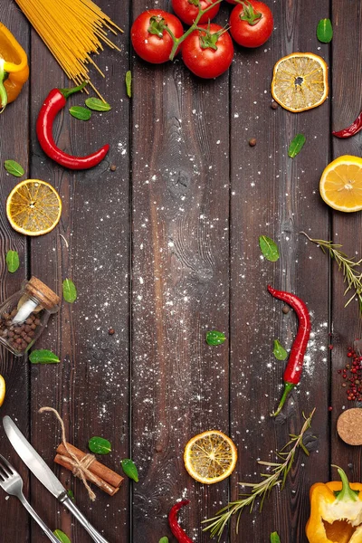 Fondo de cocina de madera con hierbas y especias dispersas y espacio de copia —  Fotos de Stock