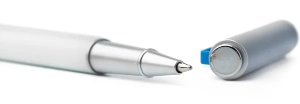 Pen geïsoleerd op een witte achtergrond, close-up — Stockfoto