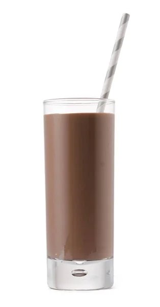 Стеклянная чашка шоколадного молока с соломой, изолированной на белом — стоковое фото