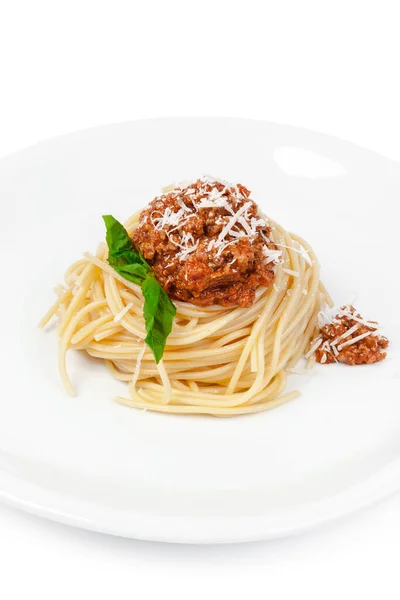 Pasta bolognese op witte achtergrond close up — Stockfoto