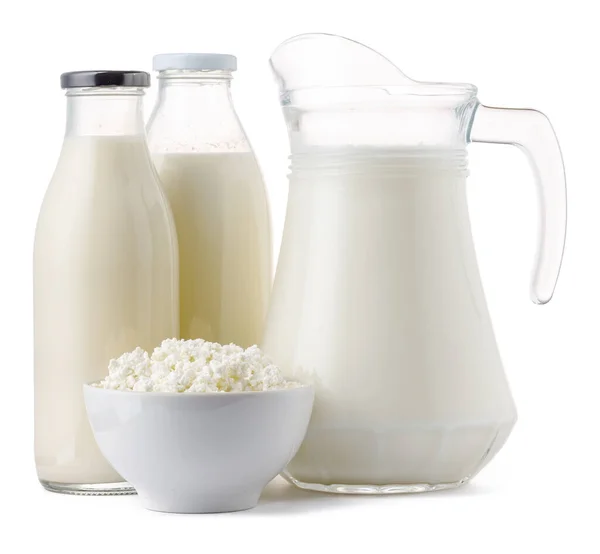 Frische Milchprodukte Milch und Hüttenkäse isoliert auf weiß — Stockfoto