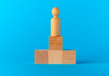 Mavi arkaplan görünümünde oyuncak tahta bloklar