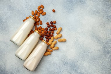 Vegan sütsüz fındık sütü ve bir sürü farklı fındık.