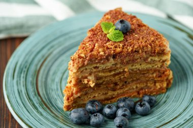 Yeşil tabakta fındıklı ballı kek.