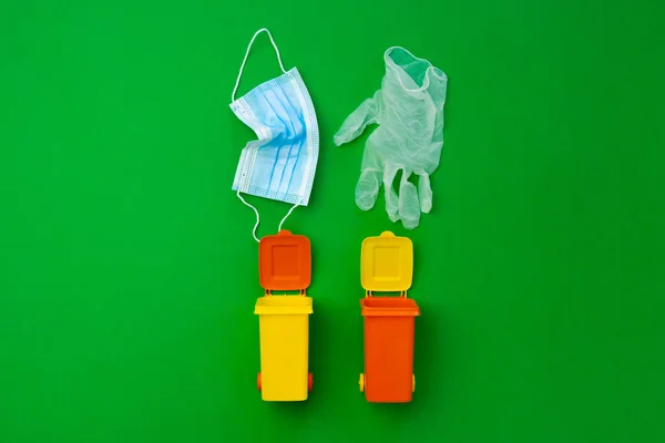 Lixo pequeno colorido tem usado máscaras infecciosas — Fotografia de Stock