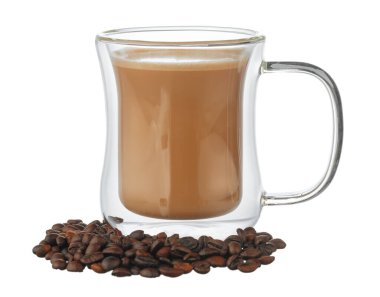 Beyaz üzerine izole edilmiş bir bardak kahve ve kahve çekirdeği.