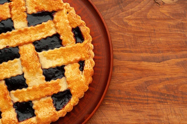 Gros plan de tarte à la framboise traditionnelle d'automne sur une table en bois — Photo