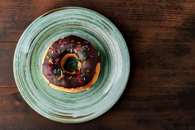 Kaplamalı donut, tabağa serpiştirilmiş. Yaklaş.