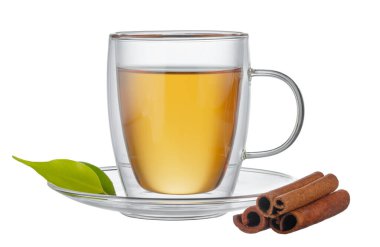 Beyaz üzerine izole edilmiş bir bardak çay ve tarçın çubuğu.