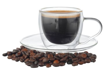 Beyaz üzerine izole edilmiş bir bardak kahve ve kahve çekirdeği.