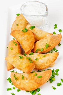 Kızarmış hamur köftesi ve beyaz otlar.