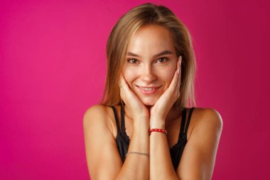 Gülümseyen genç ve güzel bir kadının portresi