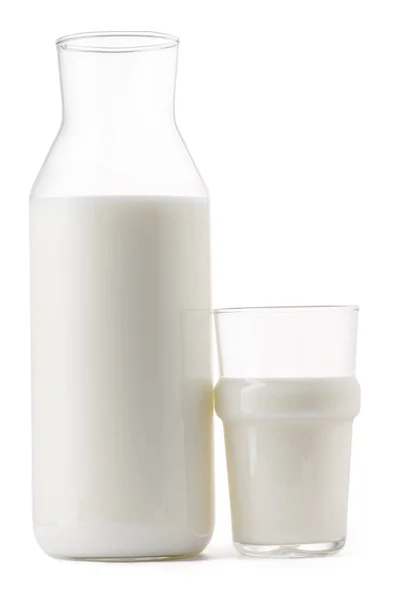 Skleněná láhev a šálek čerstvého mléka izolované — Stock fotografie
