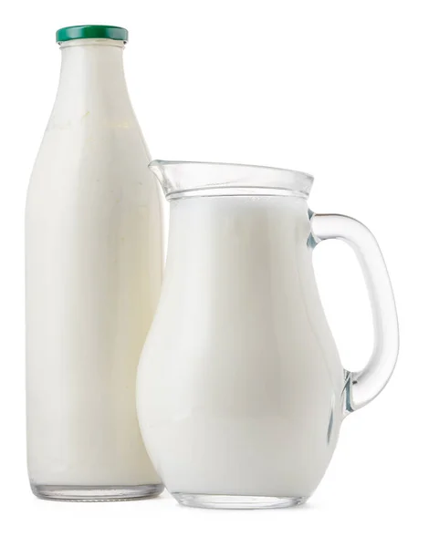 Artículos de vidrio llenos de leche fresca aislada en blanco —  Fotos de Stock