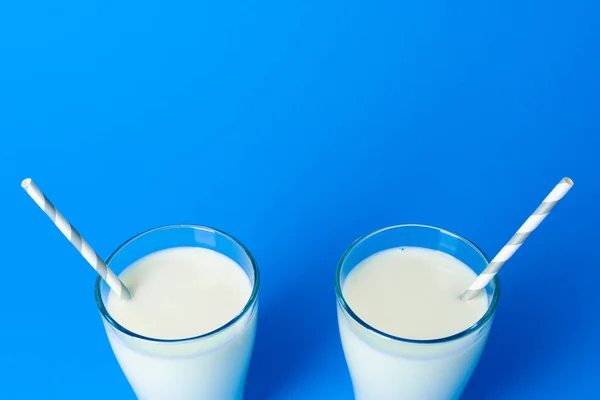 Pot en verre avec du lait frais sur fond bleu — Photo