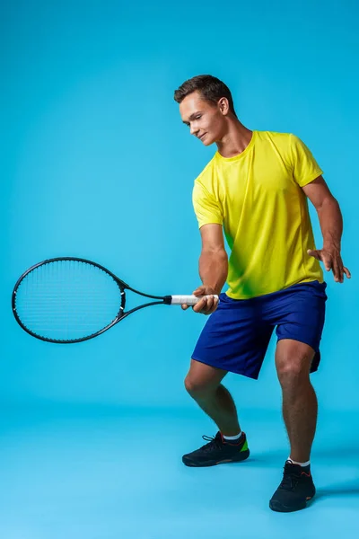Retrato de estúdio completo de um jogador de tênis homem no fundo azul — Fotografia de Stock