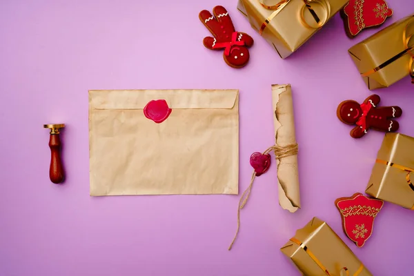 Flatlay compositie met Santa lijst en ingepakte geschenkdozen op paarse achtergrond — Stockfoto