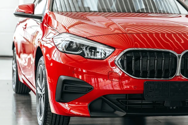 Novo carro de luxo vermelho em uma apresentação de carro no showroom — Fotografia de Stock