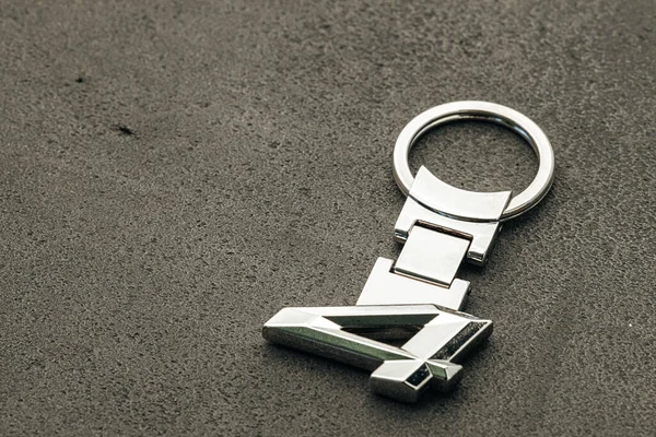 Metal numer Cztery kluczyki samochodowe na ciemnym tle betonu — Zdjęcie stockowe