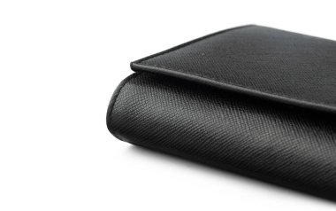 Siyah deri erkek çantası beyaz arka planda izole edilmiş.