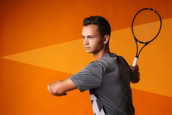 Retrato de um jovem jogador de tênis em fundo laranja — Fotografia de Stock