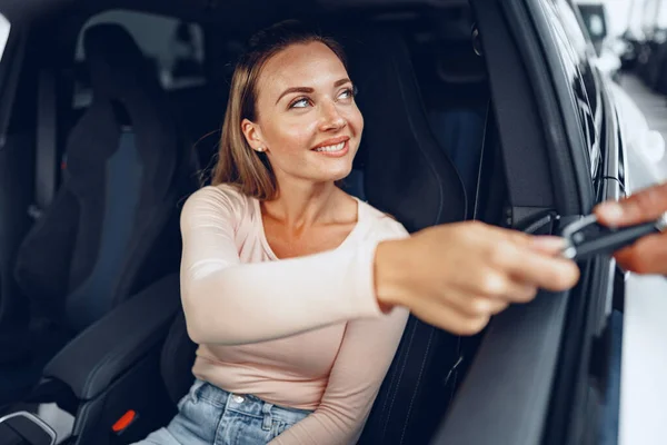 Молода приваблива біла жінка сидить у своїй нещодавно купленій машині — стокове фото
