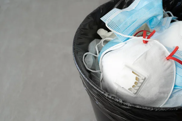 Χρησιμοποιημένες μολυσματικές μάσκες και ιατρικό γάντι στα σκουπίδια — Φωτογραφία Αρχείου