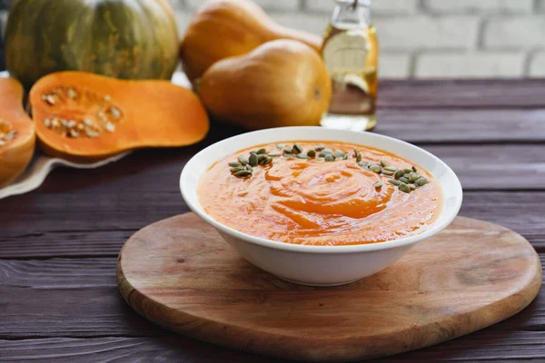 Close up photo of pureed pumpkin soup with pumpkin seeds — Stock Photo, Image