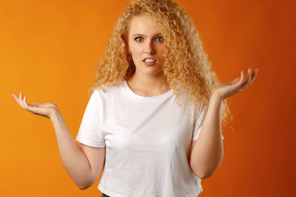 Incrível jovem mulher gesticulando que ela não sabe — Fotografia de Stock