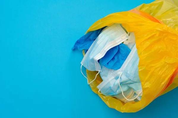 Equipamento de protecção, máscaras e luvas, sobre fundo azul — Fotografia de Stock