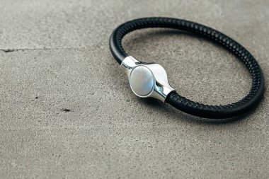 Koyu beton arkaplanda metal anahtar kolyesi