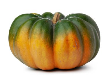 Beyaz arkaplanda izole edilmiş bir balkabağının stüdyo görüntüsü